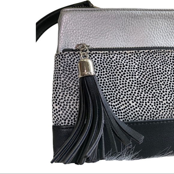 EXPRESS PEBBLED FAUX LEATHER TASSLED BLACK WHITE AND SILVER ZIP WRISTLET - Picture 3 of 16